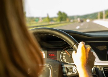 100 € d'aide carburant pour les indépendants grands rouleurs : comment en profiter ?